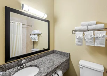 Quality Inn & Suites Des Moines Airport hotel thumbnail 8
