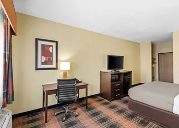 Quality Inn & Suites Des Moines Airport hotel thumbnail 5