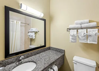 Quality Inn & Suites Des Moines Airport hotel thumbnail 8