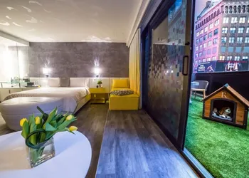 Renaissance New York Times Square Hotel by Marriott hotel thumbnail 4