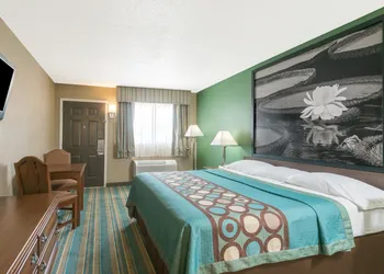 Super 8 by Wyndham Greencastle hotel thumbnail 3