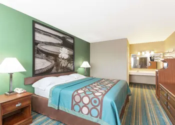 Super 8 by Wyndham Greencastle hotel thumbnail 5