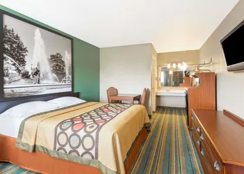 Super 8 by Wyndham Greencastle hotel thumbnail 6
