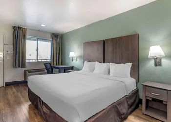 Econo Lodge Portland Airport hotel thumbnail 4