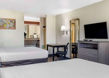 Econo Lodge Portland Airport hotel thumbnail 8