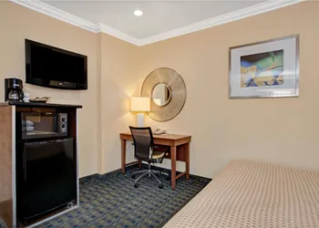 Days Inn by Wyndham San Francisco - Lombard hotel thumbnail 5