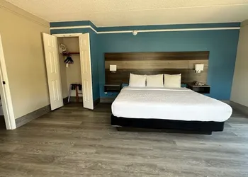 Days Inn by Wyndham San Diego Vista hotel thumbnail 5
