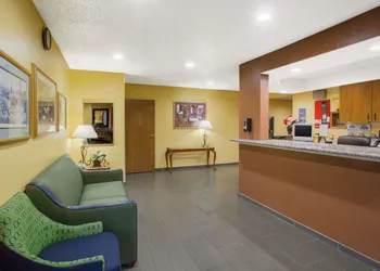 Days Inn by Wyndham Fremont hotel thumbnail 2