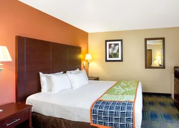 Days Inn by Wyndham Fremont hotel thumbnail 4