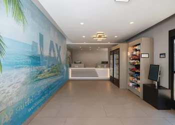 Travelodge by Wyndham LAX hotel thumbnail 2