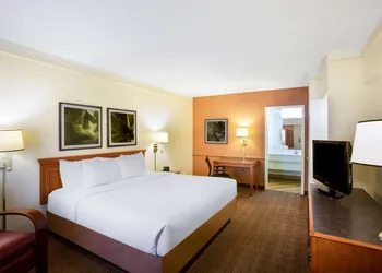 La Quinta Inn by Wyndham Austin Capitol / Downtown hotel thumbnail 8