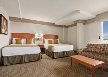 Ramada by Wyndham Edmonton South hotel thumbnail 4