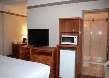 Ramada by Wyndham Edmonton South hotel thumbnail 5