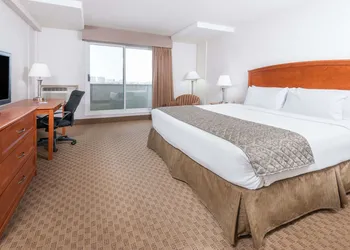 Ramada by Wyndham Edmonton South hotel thumbnail 6