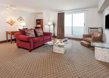Ramada by Wyndham Edmonton South hotel thumbnail 7