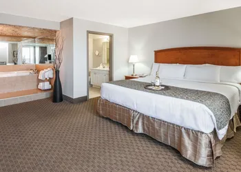 Ramada by Wyndham Edmonton South hotel thumbnail 8