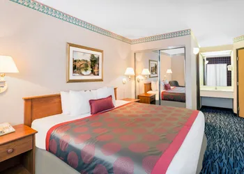 Ramada by Wyndham Kent Seattle Area hotel thumbnail 3