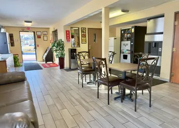 Econo Lodge Lansing - Leavenworth hotel thumbnail 3