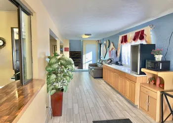 Econo Lodge Lansing - Leavenworth hotel thumbnail 4