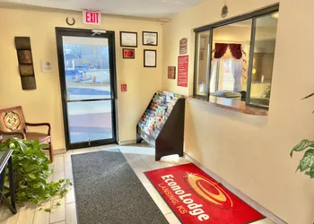 Econo Lodge Lansing - Leavenworth hotel thumbnail 5
