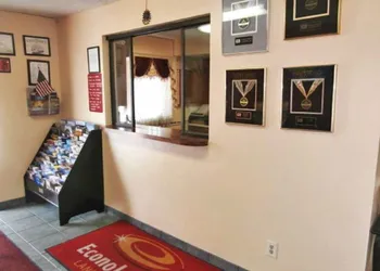 Econo Lodge Lansing - Leavenworth hotel thumbnail 6