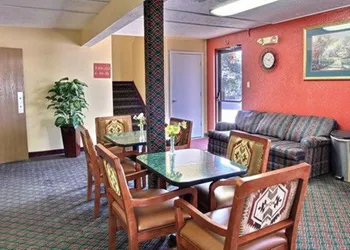 Econo Lodge Lansing - Leavenworth hotel thumbnail 7