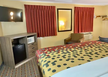 Econo Lodge Lansing - Leavenworth hotel thumbnail 8