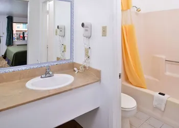 Americas Best Value Inn Clute Lake Jackson hotel thumbnail 8