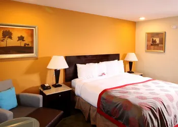 Ramada by Wyndham Culver City hotel thumbnail 6