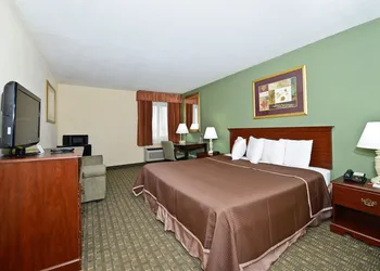 Howard Johnson Hotel by Wyndham Newark Airport hotel thumbnail 5