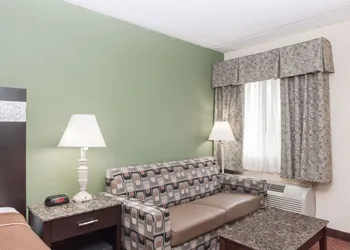 Howard Johnson Hotel by Wyndham Newark Airport hotel thumbnail 6