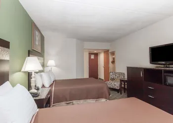 Howard Johnson Hotel by Wyndham Newark Airport hotel thumbnail 7
