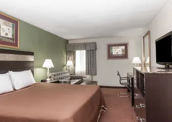 Howard Johnson Hotel by Wyndham Newark Airport hotel thumbnail 8