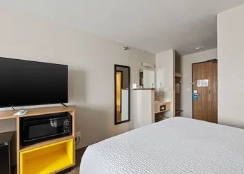 Days Inn by Wyndham Wall hotel thumbnail 6