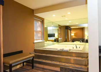 Capital Inn & Suites hotel thumbnail 3