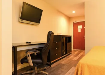 Capital Inn & Suites hotel thumbnail 8