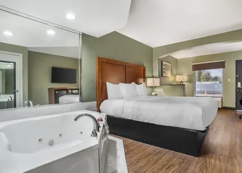 Quality Inn & Suites near Panama City Beach hotel thumbnail 3