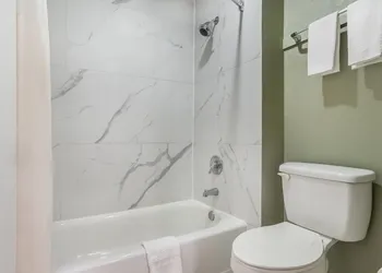 Quality Inn & Suites near Panama City Beach hotel thumbnail 2