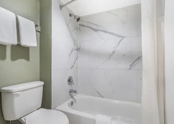 Quality Inn & Suites near Panama City Beach hotel thumbnail 6