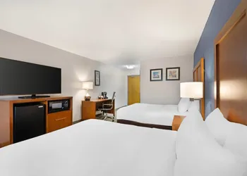 Comfort Inn & Suites North Greenfield hotel thumbnail 7