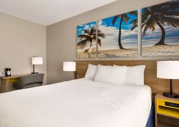Days Inn by Wyndham Miami Airport North hotel thumbnail 8