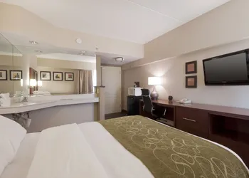 Comfort Suites at Woodbridge hotel thumbnail 6