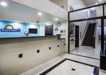 Days Inn by Wyndham Phoenix North hotel thumbnail 4