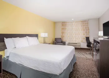 Days Inn by Wyndham Phoenix North hotel thumbnail 8