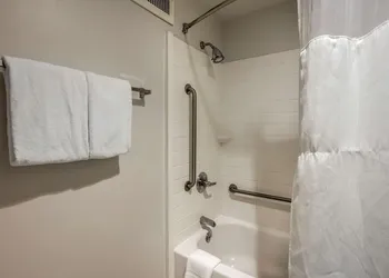 Comfort Inn & Suites Mt. Laurel-Philadelphia hotel thumbnail 5
