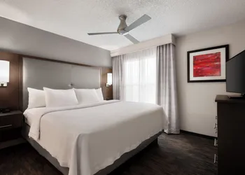 Addison Suites hotel thumbnail 7