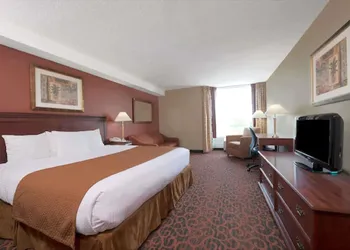 Ramada by Wyndham Niagara Falls/Fallsview hotel thumbnail 4