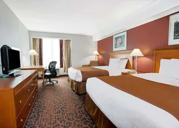 Ramada by Wyndham Niagara Falls/Fallsview hotel thumbnail 5