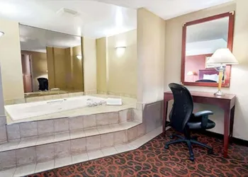 Ramada by Wyndham Niagara Falls/Fallsview hotel thumbnail 8