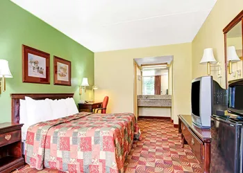 Super 8 by Wyndham Nashville Near Downtown / I-40 hotel thumbnail 3